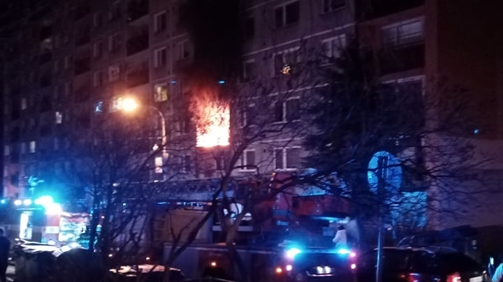 Foto: Celkem šest hasičských jednotek vyjelo k požáru bytu, z balkonu šlehaly plameny. Byl vyhlášen druhý stupeň poplachu