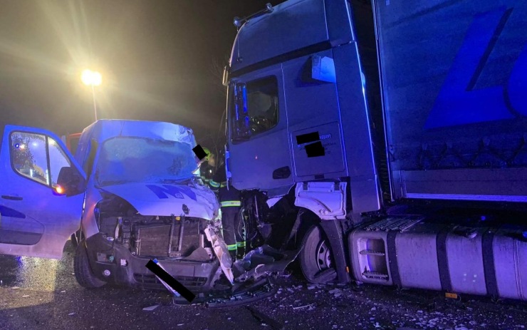 AKTUÁLNĚ: U Malé Veleně se srazila dodávka s kamionem, silnice je uzavřena