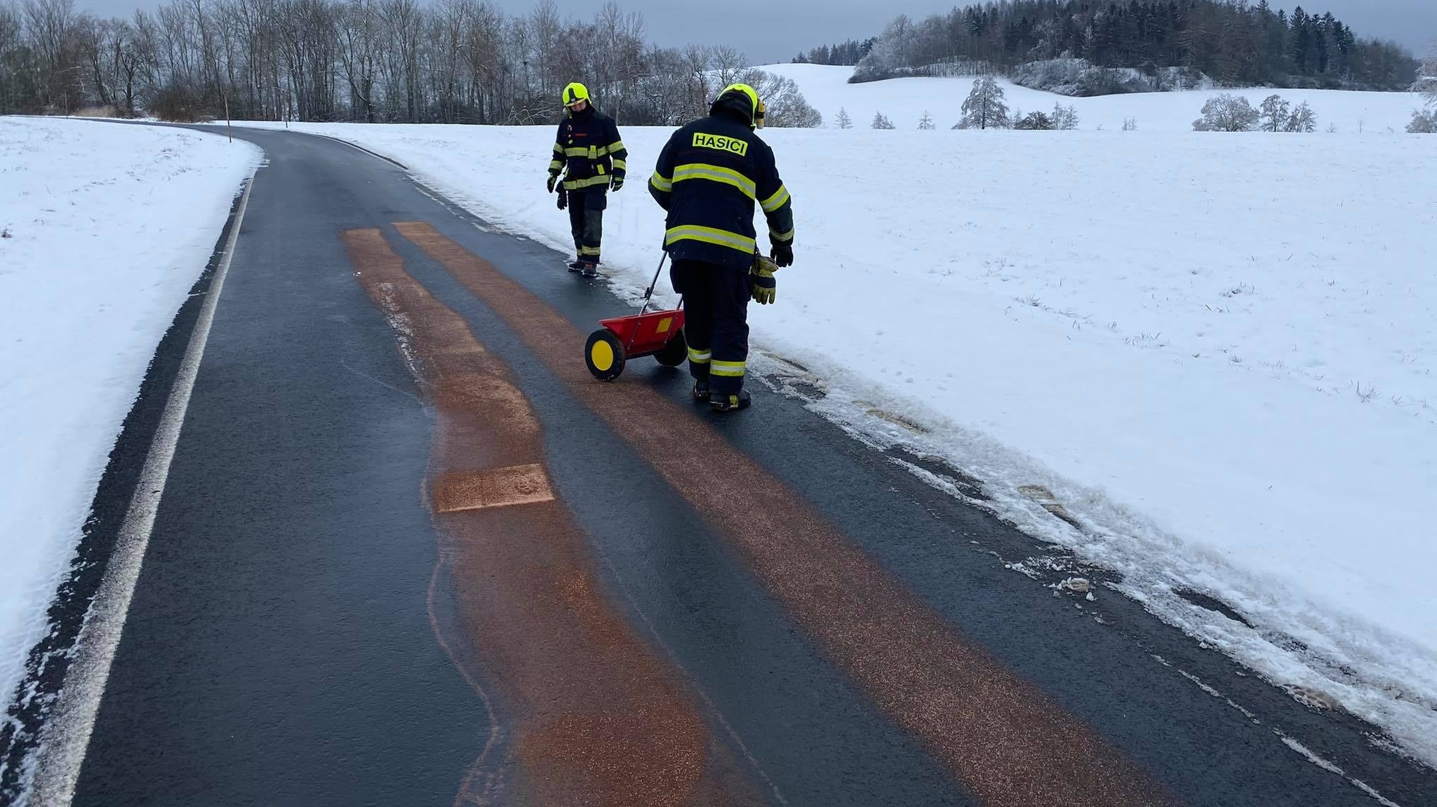 Foto: Dvě jednotky hasičů vyjely k úniku provozních kapalin. Skvrna byla dlouhá skoro dva kilometry