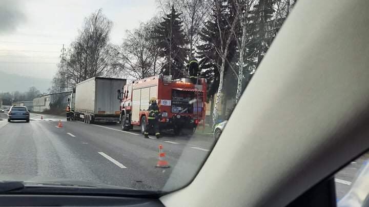 K zahoření u nákladního automobilu vyjely dvě hasičské jednotky