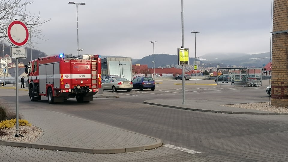 Foto: Centrum Pivovar v Děčíně bylo kvůli nálezu podezřelého kufru evakuováno