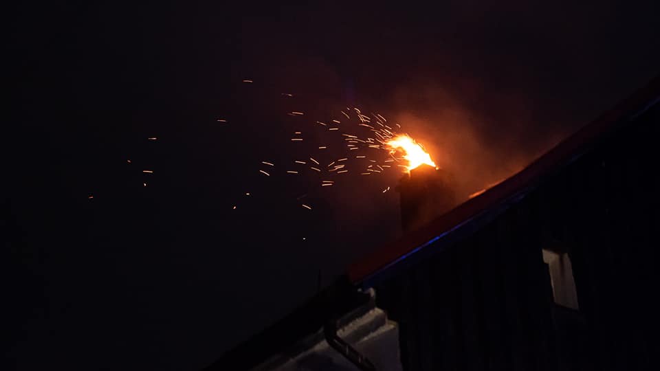 Foto: Hasiči vyjížděli v pátek večer k požáru sazí v komíně