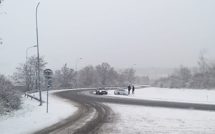 AKTUÁLNĚ: Řidiče trápí sníh a namrzlé vozovky, na silnicích v kraji je hned několik nehod