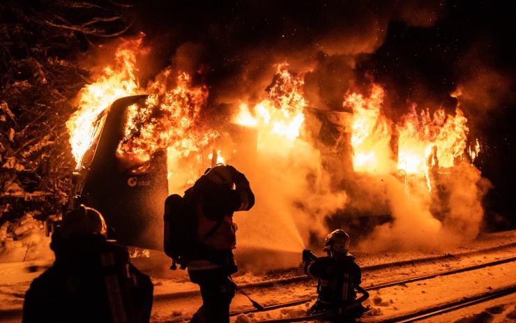 Ohnivé peklo! Vlak u Chřibské zachvátil požár, hasiči zveřejnili fotky ze zásahu