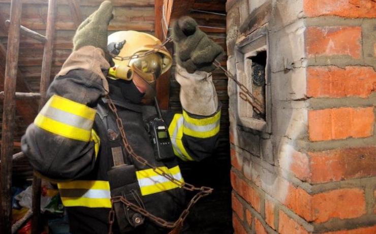 Hasiči vyjeli k požáru komínu na Děčínsku. Majitel měl propadlou revizi
