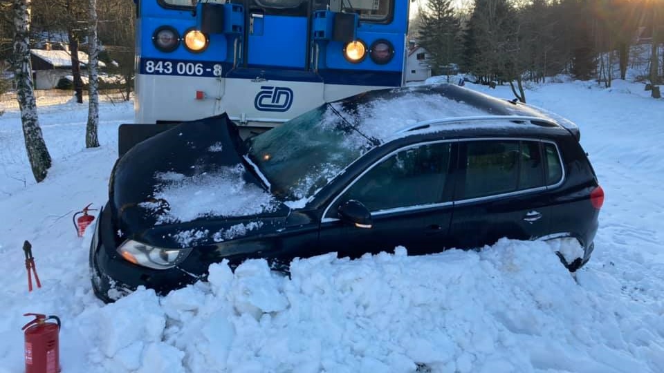 Foto: Vlak na přejezdu smetl auto, řidič stihl vystoupit