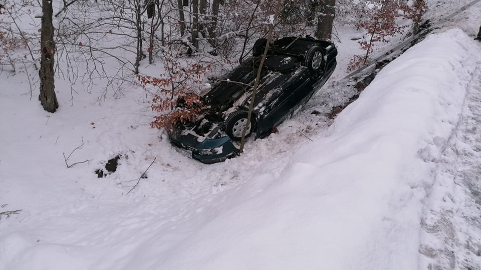 Při cestě ze Sněžníku do Jílového skončilo auto na střeše, silnice byla zledovatělá. V úterý to nebyla jediná nehoda