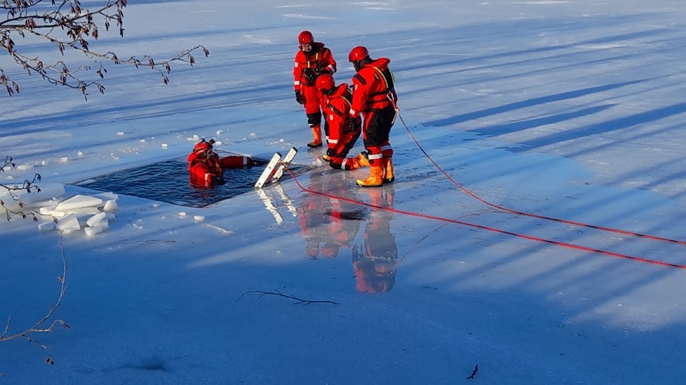 Foto: Dvě jednotky hasičů nacvičovaly záchranu osob probořených pod led do ledové vody