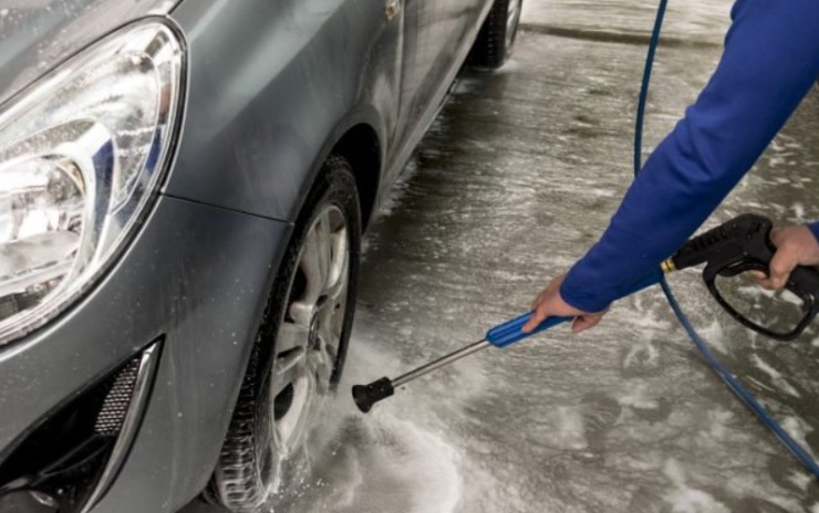 Jezdíte v zimě s autem do myčky? Dávejte si pozor na tyto věci