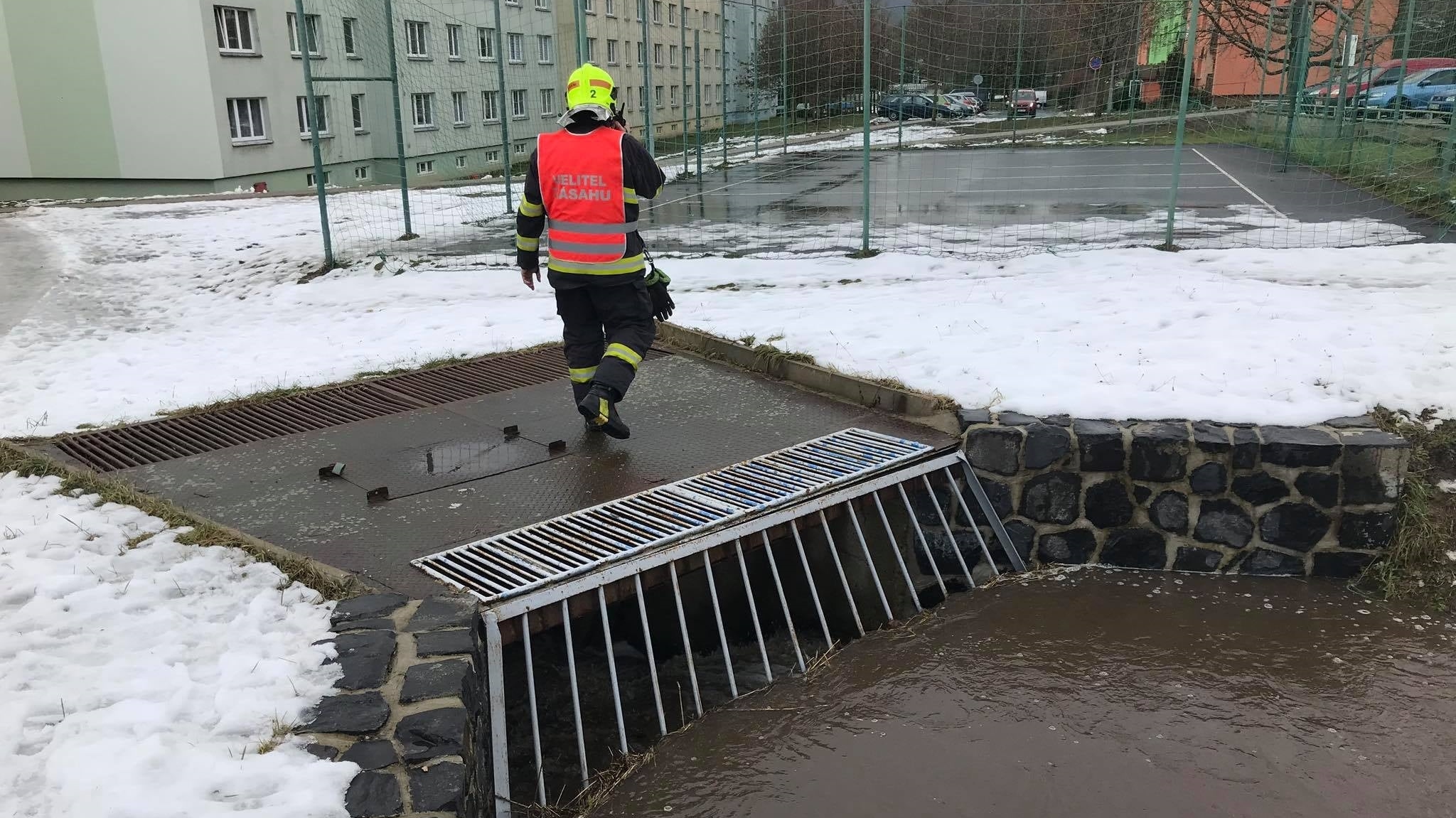 Foto: Hasiči z Benešova nad Ploučnicí vyjeli k ucpané výpusti, hrozilo vylití místního potoka
