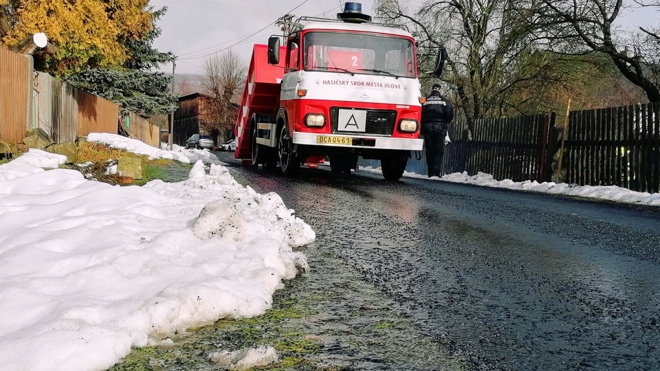 V Jílovém se ucpala vodoteč, voda se rozlila na zahrady a do chat. Hrozilo i zaplavení domku