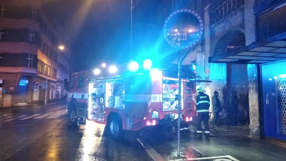 Z domu vycházel černý kouř. Jako první na místo vyjela hlídka MP, ta zalarmovala hasiče a policii