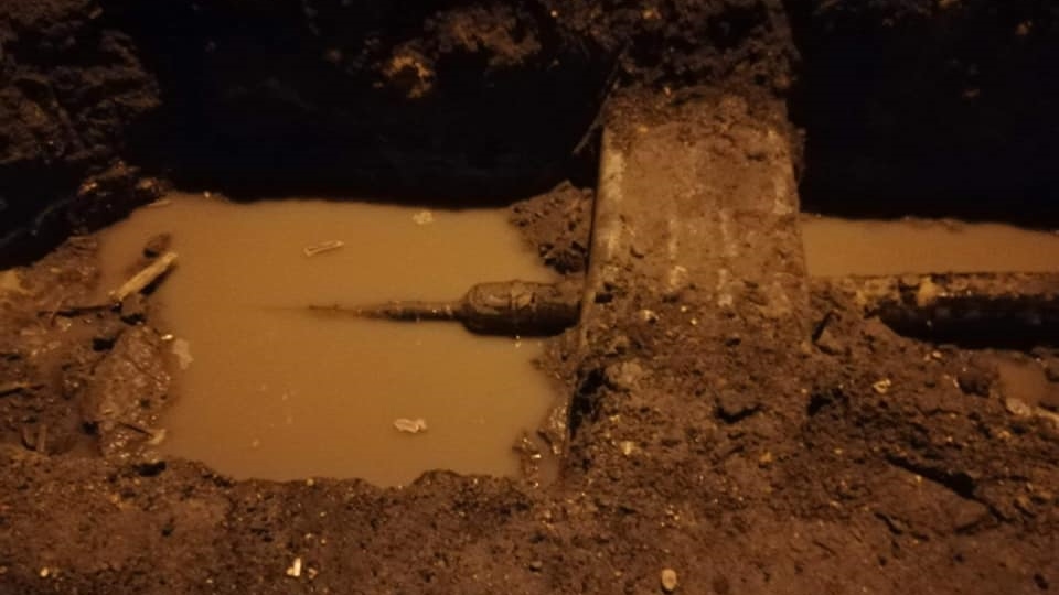 Voda zatopila venkovní výkop a následně i sklep domu. Vodu odčerpali dobrovolní hasiči z Horního Žlebu