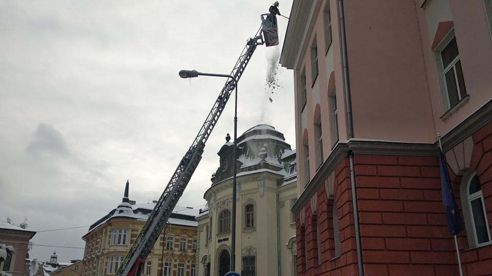 Foto: Sníh ze střechy ohrožoval chodce a zaparkovaná auta. Na místo vyrazili hasiči i strážníci