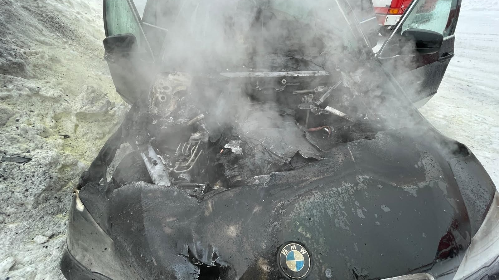 Požár značně poškodil BMW. Na místo vyjely dvě hasičské jednotky