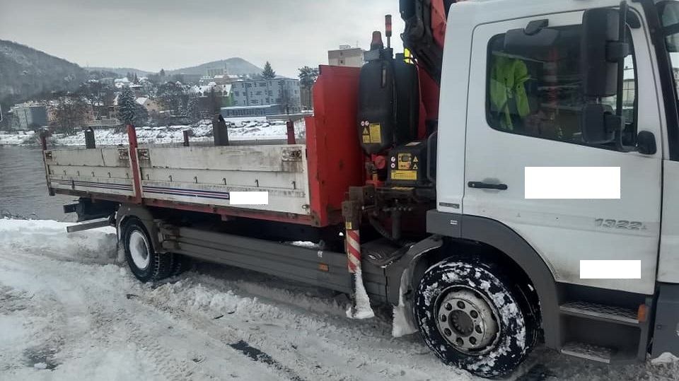 Hasiči z Horního Žlebu zasahovali u naplaveného stromu a pomáhali s vytažením nákladního vozu