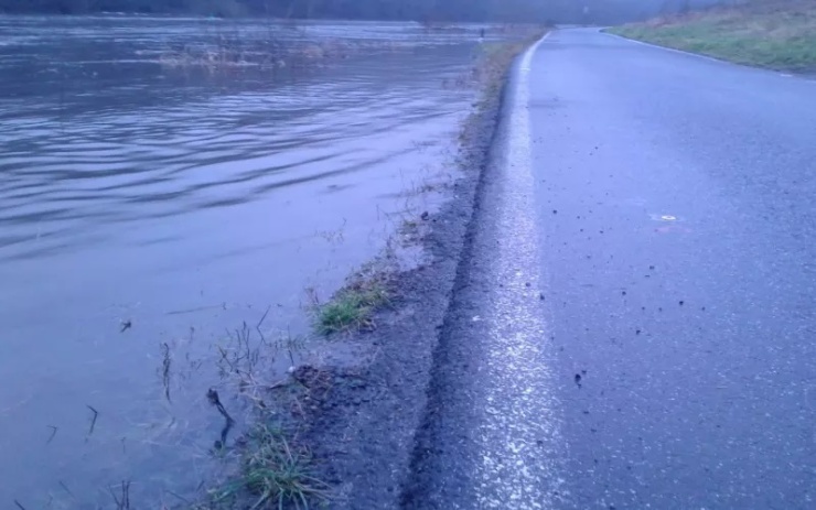 Hladina Labe klesla, silnice do Dolního Žlebu už je opět průjezdná