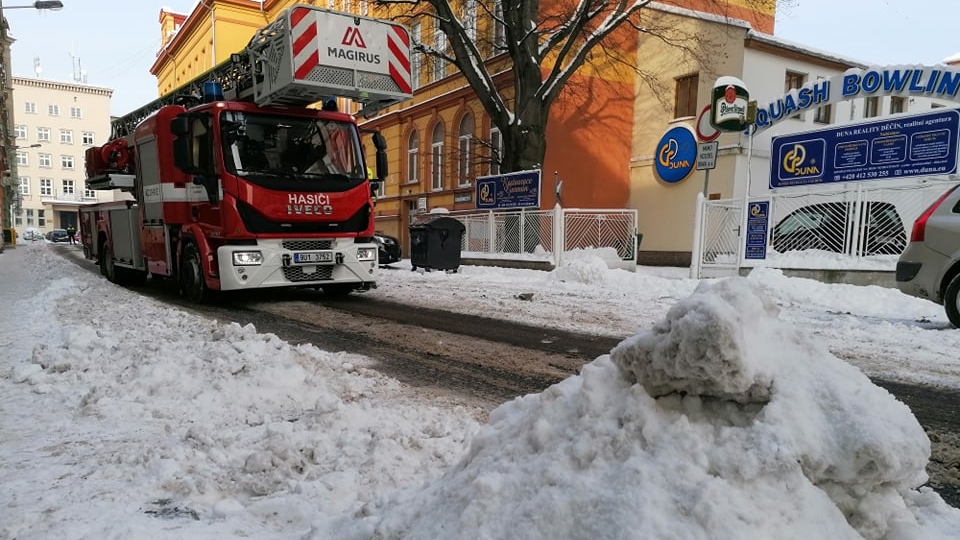 Foto: Hasiči v těchto dnech odstraňují rampouchy ze střech veřejných budov