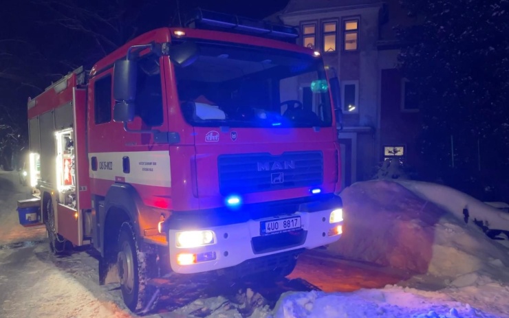 Půlnoční poplach! Hasiči vyjížděli k požáru sazí v komíně