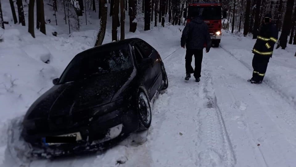 Foto: Auto skončilo mimo vozovku. S vytažením pomohli dobrovolní hasiči