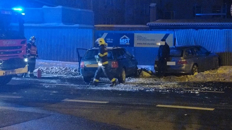 Aktuálně! U odbočky na Bělou havarovala dvě auta. Na místě jsou složky IZS