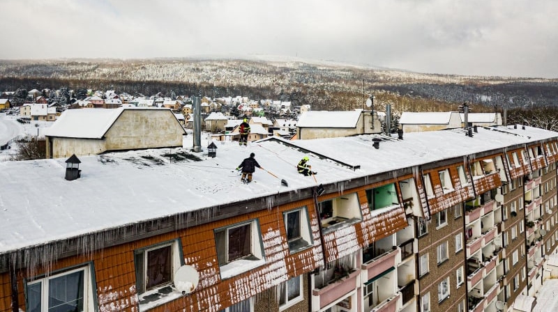Foto: Hasiči téměř denně shazují sníh a rampouchy ze střech budov
