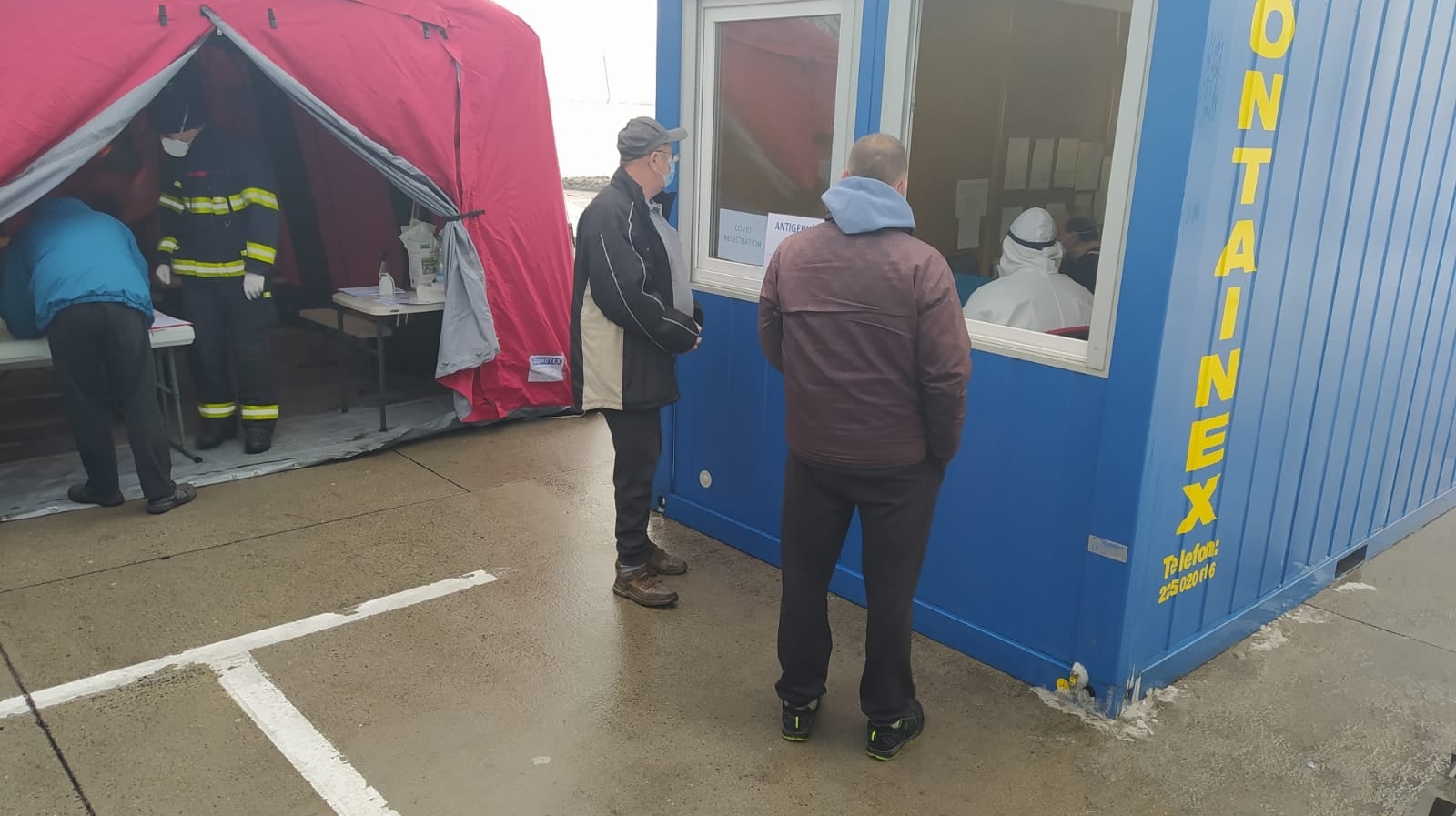 Foto: Hasiči zajišťují testovací stanoviště na dálnici D8, u MOLky