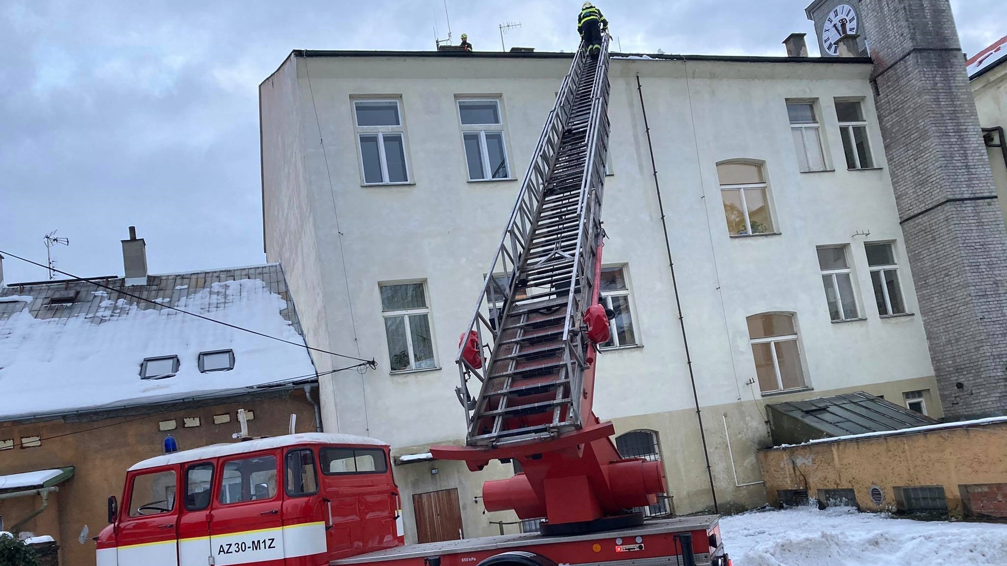 Hasiče opět zaměstnal led a sníh na střechách budov. Jednotky celkem vyjely na 28 míst v našem kraji