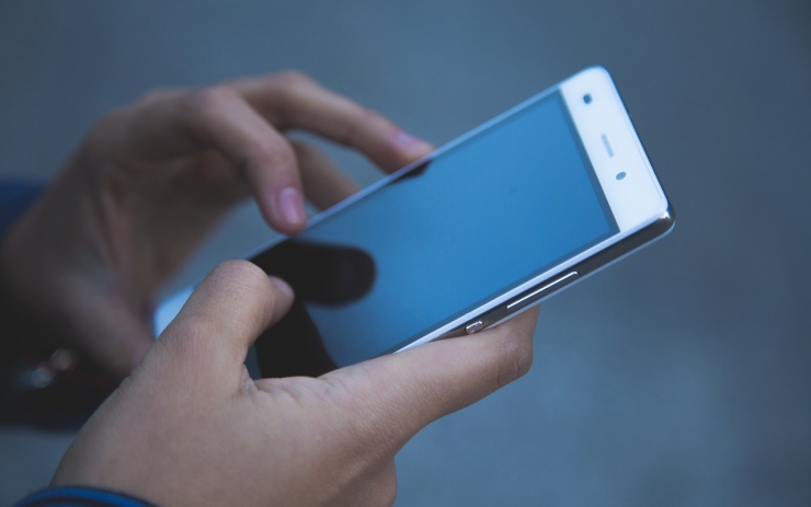 Na policisty se obrátil muž s tím, že mu ukradli telefon. Vše ale bylo jinak