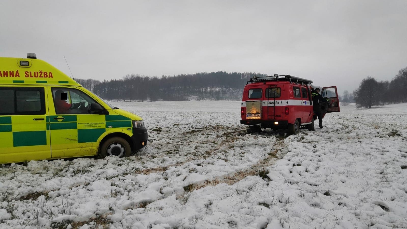 Muž si uprostřed pole zlomil ošklivě nohu. Do sanitního vozu ho transportovali místní hasiči