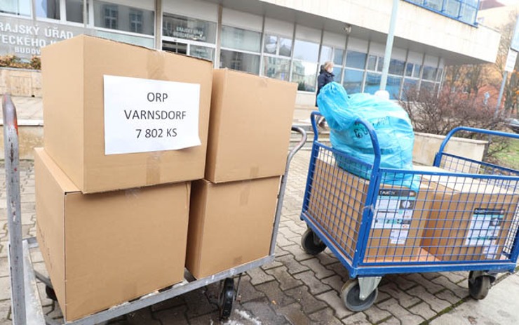 Město začalo s distribucí respirátorů, dostanou je školy