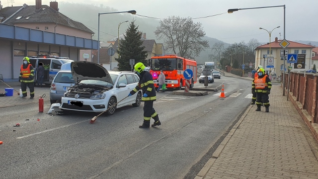 K dopravní nehodě dvou osobních automobilů vyjeli profesionální i dobrovolní hasiči a záchranáři