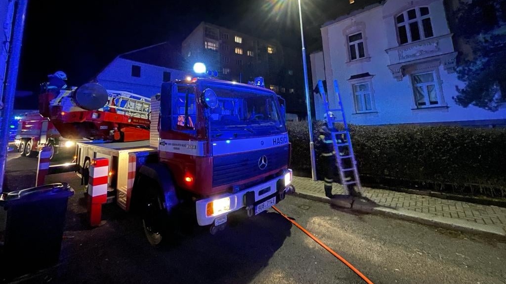 Foto: Hasiči v Rumburku zlikvidovali požár komínu a střechy. Zásah trval přes dvě hodiny