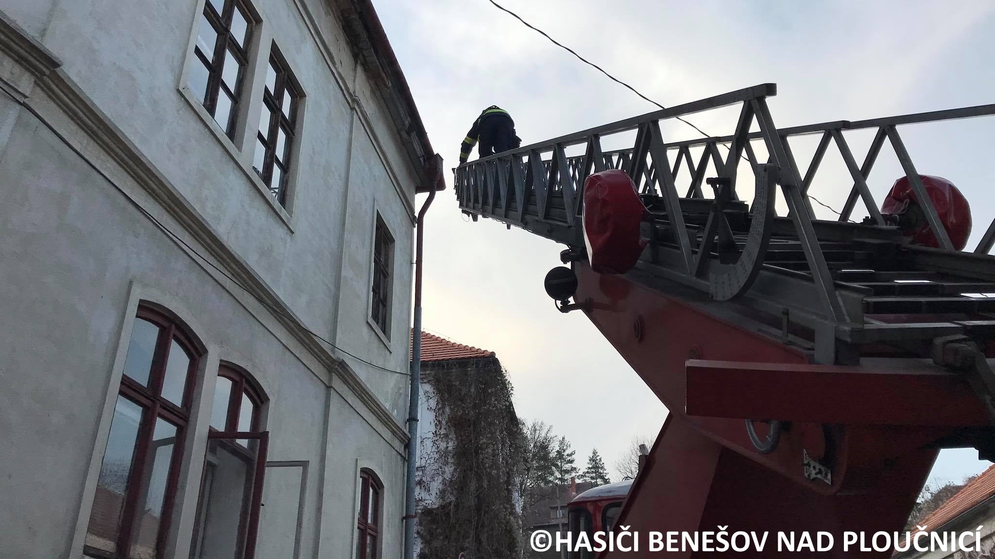 Foto: Hasiči vyjeli vyprostit uvízlého ptáka z okapového svodu