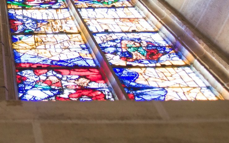 Devítiletý chlapec házel kameny na kostel, rozbil historické mozaikové okno