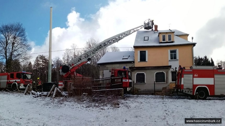 Foto: Hasiči vyjížděli k požáru domku v Rumburku