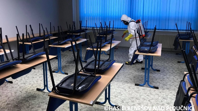 Foto: Hasiči pomáhají své obci dezinfikovat školní prostory