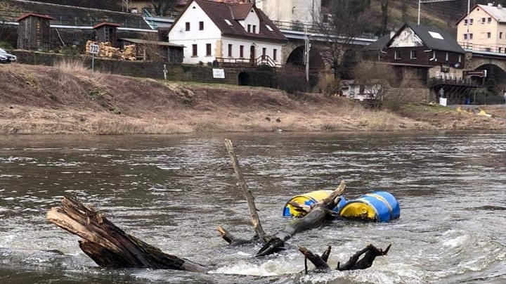 Děčín: Hasiči ze svého člunu provedli odstranění nánosů z kotevních lan k přívozu