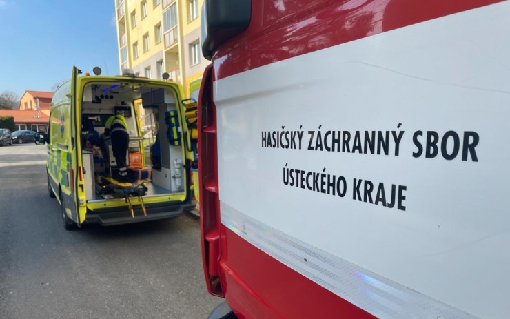 Hasiči asistovali záchranářům, pacienta pomohli naložit do sanitky