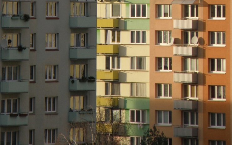 Drzý zloděj vylezl na balkon ve výšce dva a půl metru, šel po alkoholu a potravinách