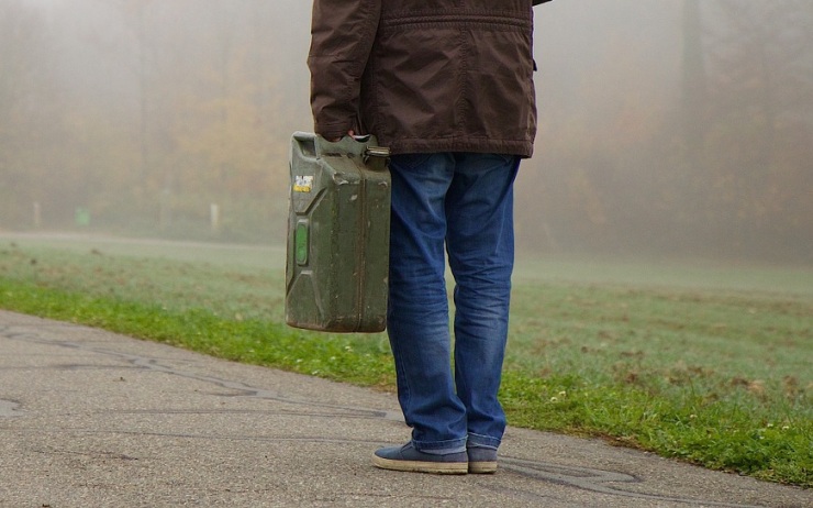 Zloději nářadí nestačilo, ukradl i kanystry. Do nich si odčerpal naftu z náklaďáku