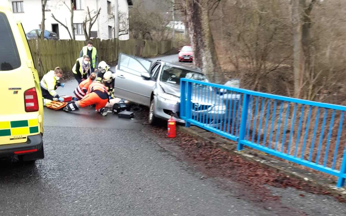 AKTUÁLNĚ: Tragédie u Malšovic. Auto narazilo do zábradlí mostku, nehoda si vyžádala lidský život