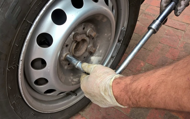 Zloděj nechtěl odejít s prázdnou. Auto se mu odcizit nepovedlo, tak ukradl kola