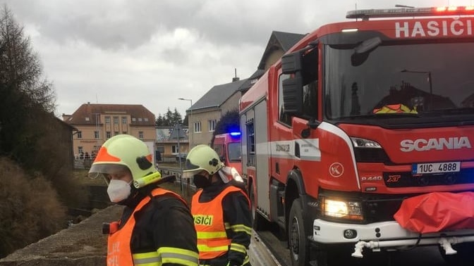 Foto: Hasiči vyjeli k mrtvé srně v Jílovském potoce