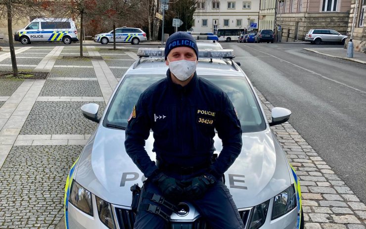 Muž se chtěl oběsit, v poslední chvíli přišla záchrana. Policista ho našel, když odkopl stoličku