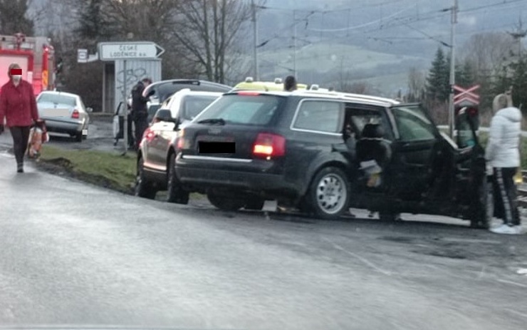 Řidič zkolaboval za volantem, s autem zůstal stát v kolejišti! I přes okamžitou pomoc svědků zemřel