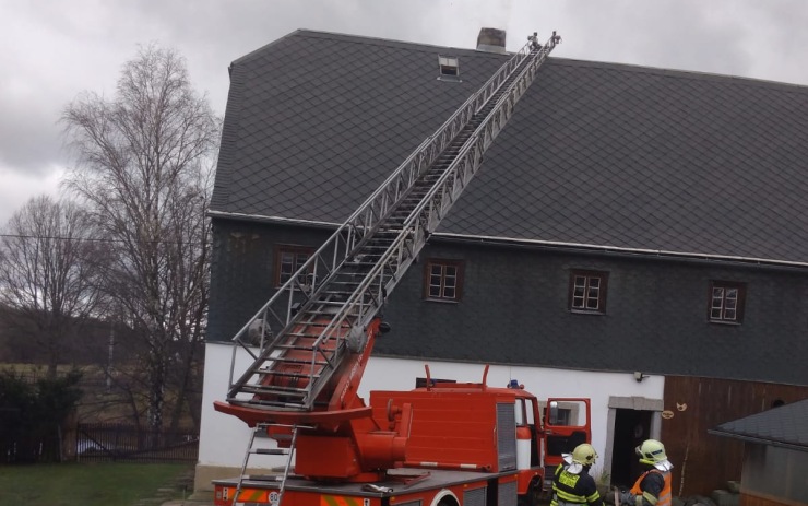 Tři jednotky hasičů vyjížděly k požáru komínu a podlahy rodinného domu