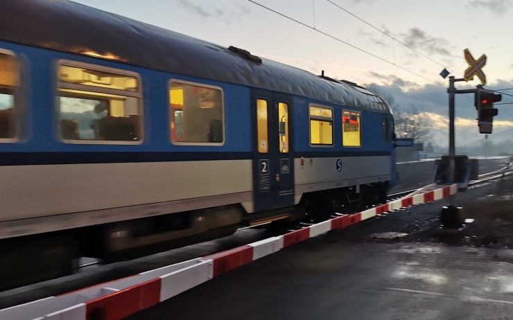 Chystáte se na cestu vlakem? Od středy počítejte s výlukou některých spojů