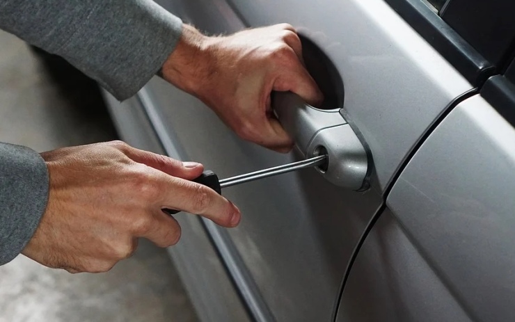 Auto zůstalo bez kol, zmizelo z něj i rádio s navigací a baterie