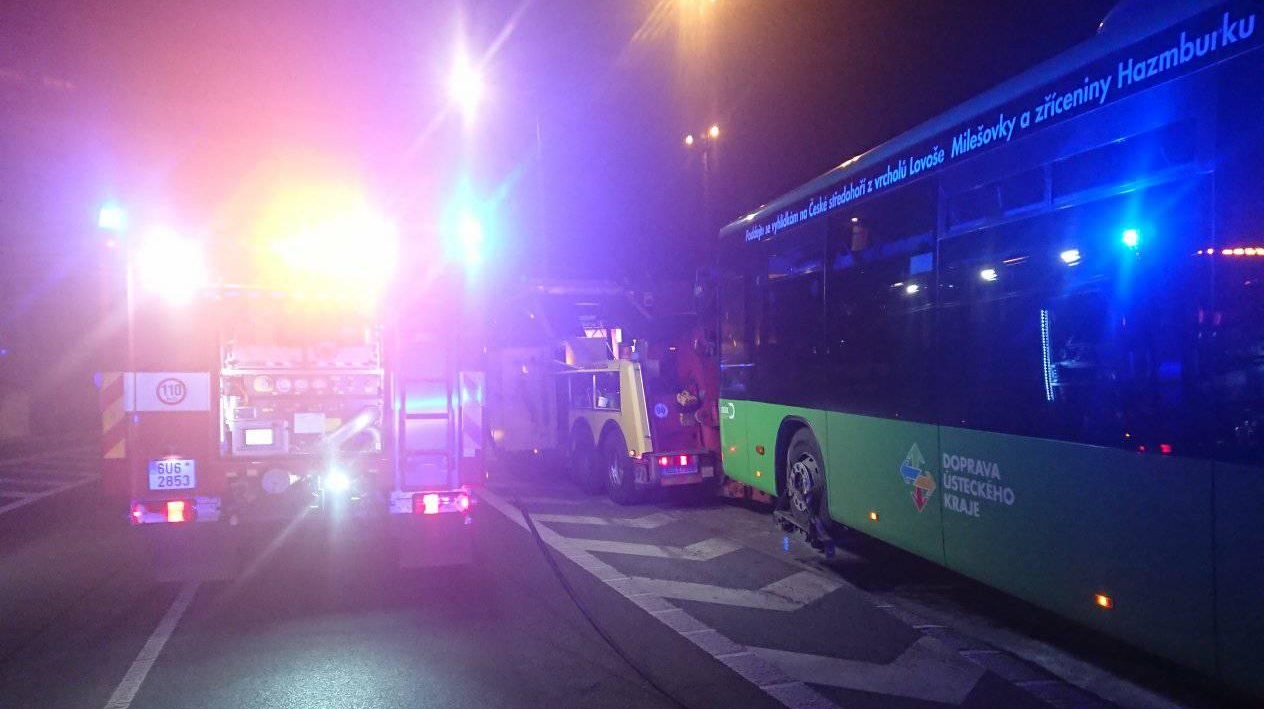 Aktuálně! Hasiči zasahují u požáru brzd odtahovaného autobusu